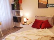 Stanza in affitto in appartamento con 7 camere da letto...