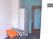 Stanza in affitto in appartamento con 7 camere da letto...