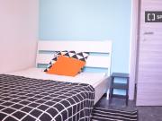 Stanza in affitto in appartamento con 7 camere da letto...