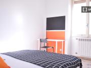 Stanza in affitto in appartamento con 7 camere da letto...