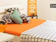 Stanza in affitto in appartamento con 7 camere da letto...