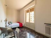 Stanza in affitto in appartamento con 7 camere da letto...