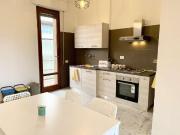 Stanza in affitto in appartamento con 7 camere da letto...