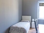 Stanza in affitto in appartamento con 7 camere da letto...