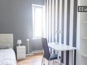 Stanza in affitto in appartamento con 7 camere da letto...