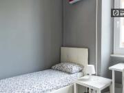 Stanza in affitto in appartamento con 7 camere da letto...