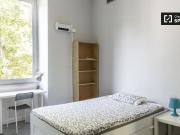 Stanza in appartamento con 7 camere da letto in affitto...