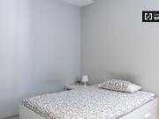 Stanza in appartamento con 7 camere da letto in affitto...