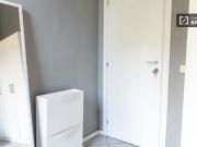 Stanza in affitto in appartamento con 7 camere da letto...