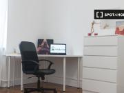 Stanza in affitto in appartamento con 7 camere da letto...