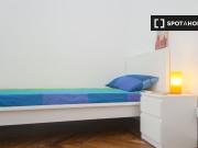 Stanza in affitto in appartamento con 7 camere da letto...
