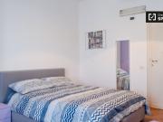 Stanza in affitto in appartamento con 7 camere da letto...