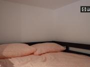 Stanza in affitto in appartamento con 7 camere da letto...