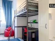 Stanza in affitto in appartamento con 7 camere da letto...