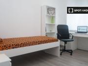 Stanza in affitto in appartamento con 7 camere da letto...