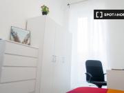 Stanza in affitto in appartamento con 7 camere da letto...