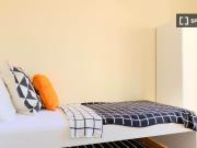 Stanza in affitto in appartamento con 8 camere da letto...