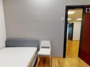 Stanza in affitto in appartamento con 8 camere da letto...