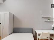 Stanza in affitto in appartamento con 8 camere da letto...