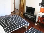 Stanza in affitto in appartamento con 9 camere da letto...