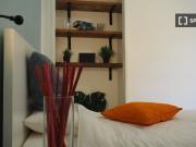 Stanza in affitto in appartamento con 9 camere da letto...