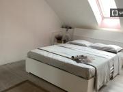 Stanza in appartamento con 5 camere da letto in affitto...