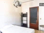 Stanza in affitto in un appartamento con 5 camere da...