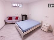 Stanza in appartamento con 3 camere da letto in affitto...