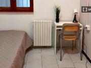 Stanza in appartamento con 3 stanze da letto ad Aurora,...