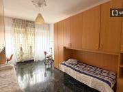 Stanza in appartamento con 4 camere da letto in affitto...