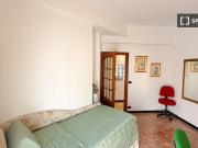 Stanza in appartamento con 4 camere da letto in affitto...