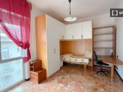 Stanza in appartamento con 4 camere da letto in affitto...