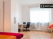 Stanza in appartamento con 4 camere da letto in Centro,...