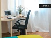 Stanza in appartamento con 4 camere da letto in Centro,...