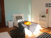 Stanza in appartamento con 4 stanze da letto a Torino