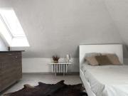 Stanza in appartamento con 5 camere da letto in affitto...