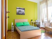 Stanza in appartamento con 6 camere da letto in affitto...