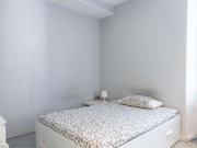 Stanza in appartamento con 7 camere da letto in affitto...