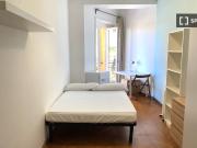 Stanza in appartamento condiviso con 5 camere da letto...