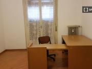 Stanza in appartamento condiviso con 5 camere da letto...