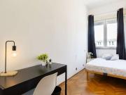 Stanza in appartamento condiviso con 6 camere da letto,...