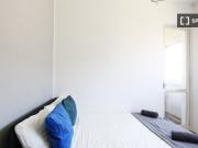 Stanza in appartamento condiviso con 6 camere da letto,...