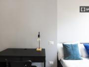 Stanza in appartamento condiviso con 6 camere da letto,...