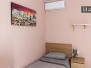 Stanza in appartamento con 3 camere da letto in affitto...