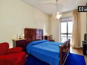 Stanza luminosa in appartamento con 2 camere da letto a...