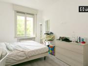 Stanza ordinata in affitto in appartamento con 10 camere...