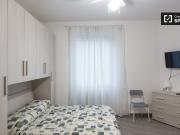 Stanza ordinata in appartamento con 3 camere da letto a...