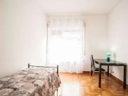 Stanza ordinata in appartamento con 5 camere da letto a...
