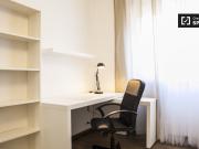 Stanza ordinata in appartamento con 5 camere da letto a...