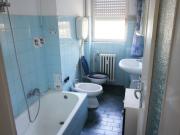 Stanza singola in appartamento con 4 camere da letto